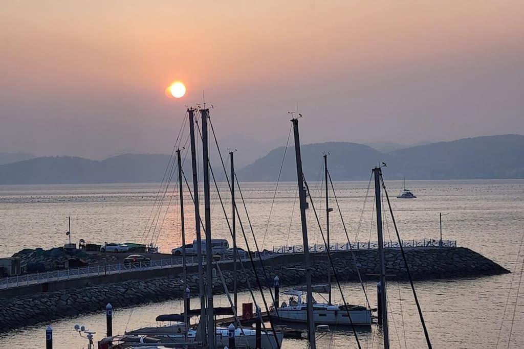 The Castle Ocean Suite Yeosu Bagian luar foto