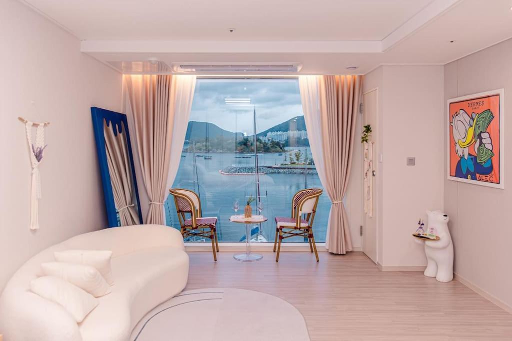 The Castle Ocean Suite Yeosu Bagian luar foto